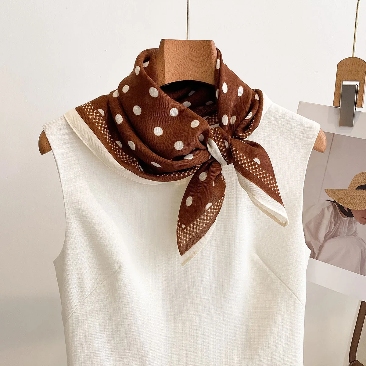 Luxury Polka Dot Printed Squar - Silk Neck Scarf 评论和价格