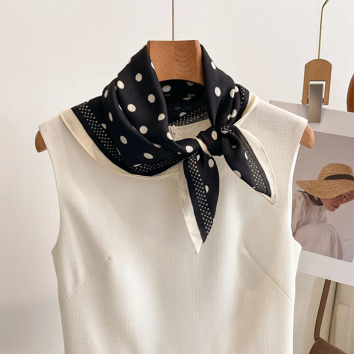 Luxury Polka Dot Printed Squar - Silk Neck Scarf 评论和价格