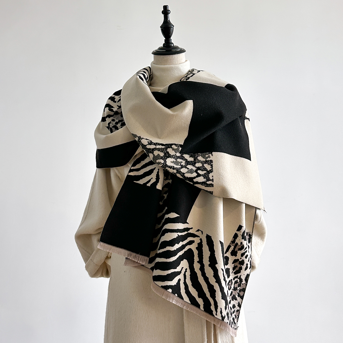New Brand Elegance Two-Sided L - Woven Scarf Blanket 评论和价格