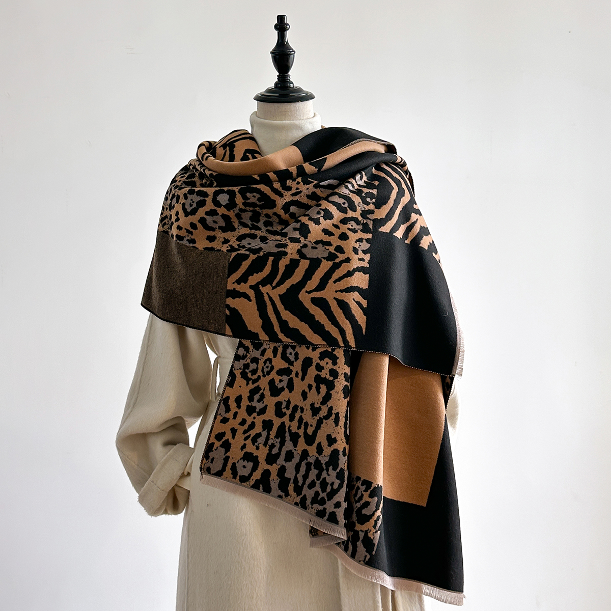 New Brand Elegance Two-Sided L - Woven Scarf Blanket 评论和价格